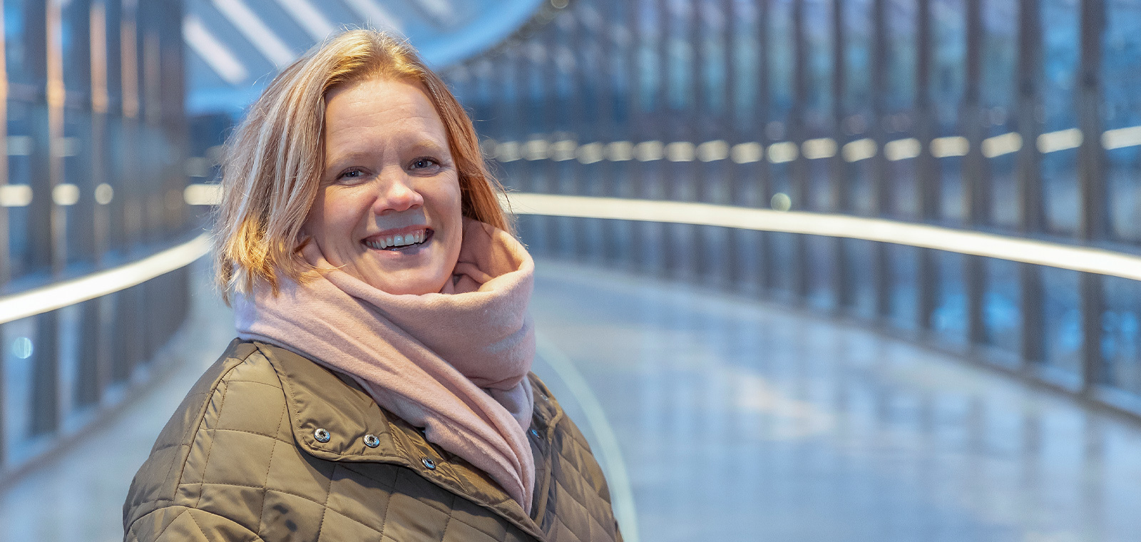 Pia Kirjonen seisoo ja hymyilee Logomon sillalla