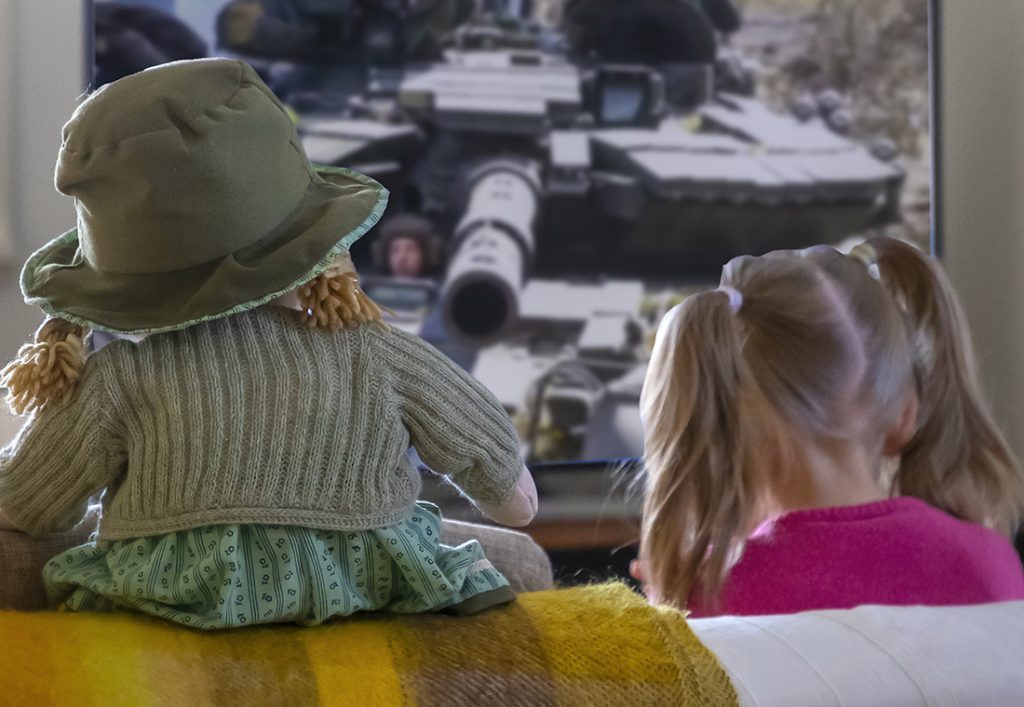 Lapsi katsoo televisiosta sotauutisia