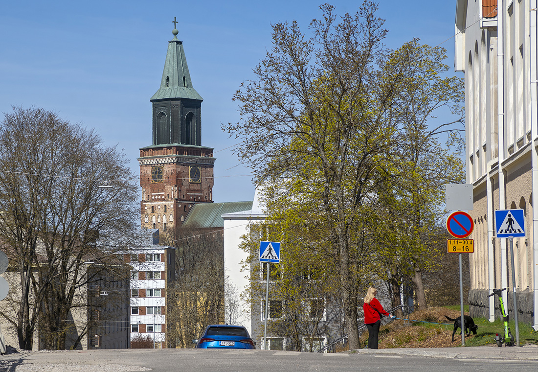 Tuomiokirkko hallitsee Turun kaupunkikuvaa ja näkyy moneen suuntaan.