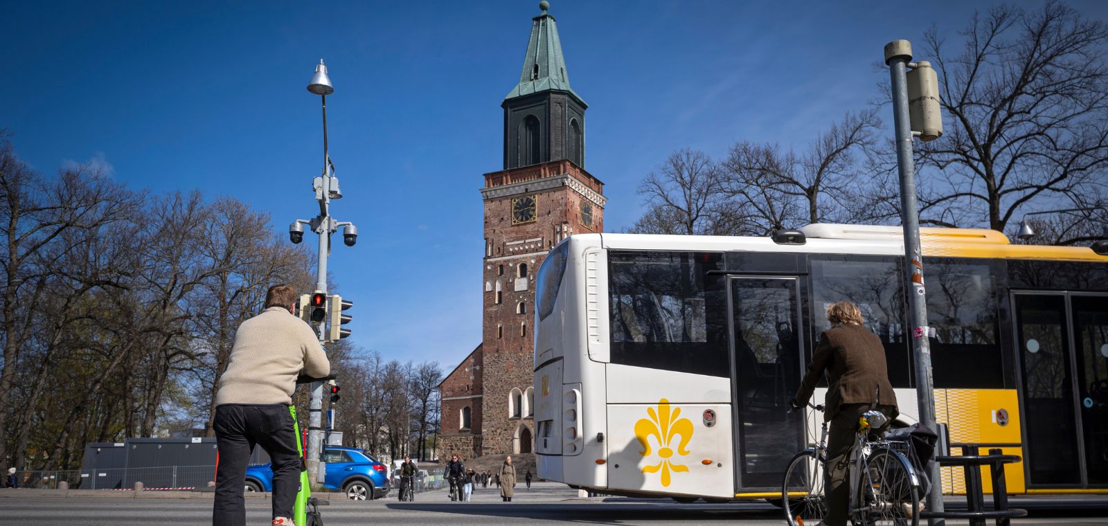 Katunäkumä, jossa etualalla Turun kaupungin bussi ja taustalla Tuomiokirkko.