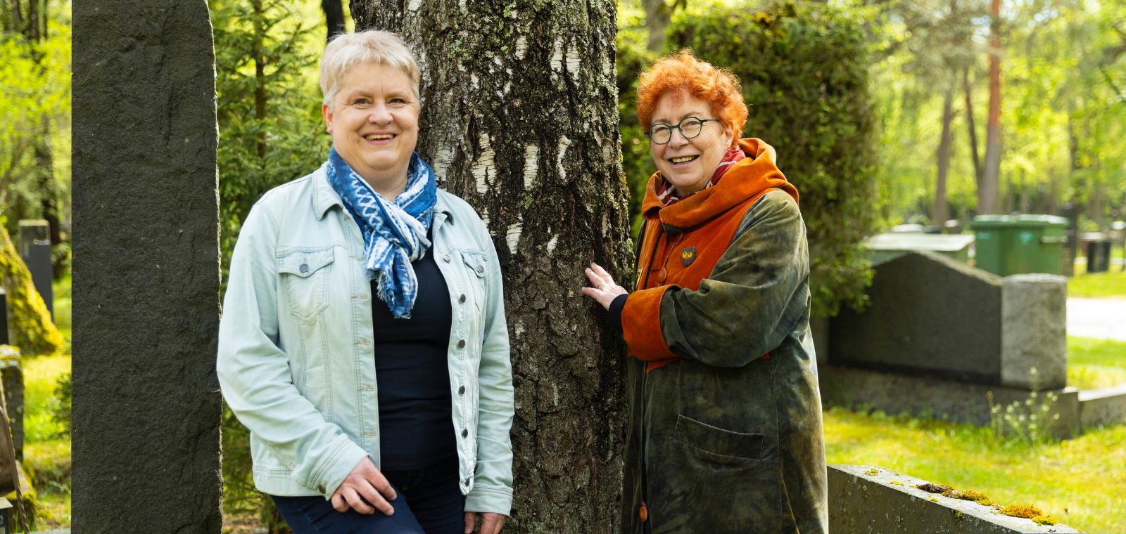 Kaksi naista hautausmaalla.