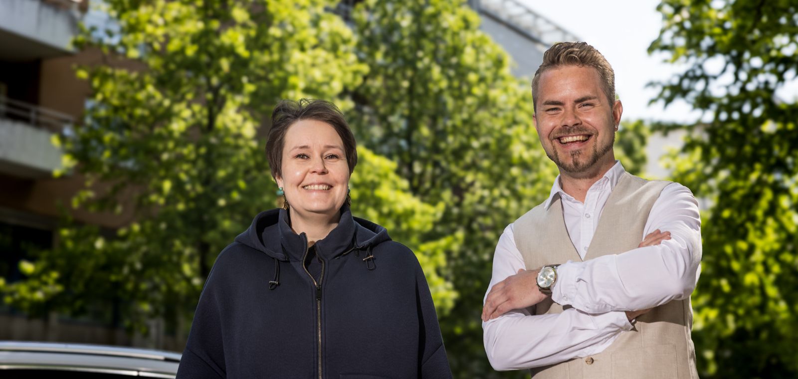 Nainen ja mies kesäisessä kaupungissa.