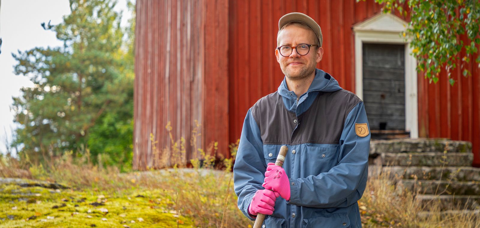Eetu Myllymäki vanhan aitan edessä.