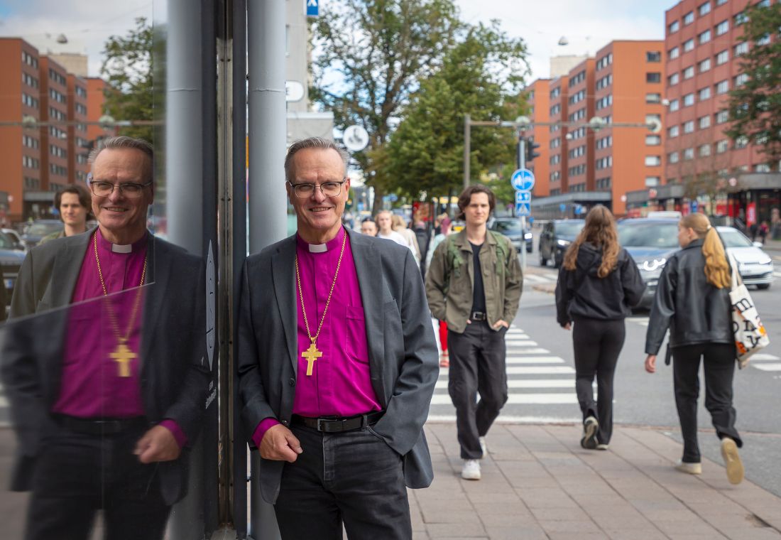 Arkkipiispa Tapio Luoma Hämeenkadulla.