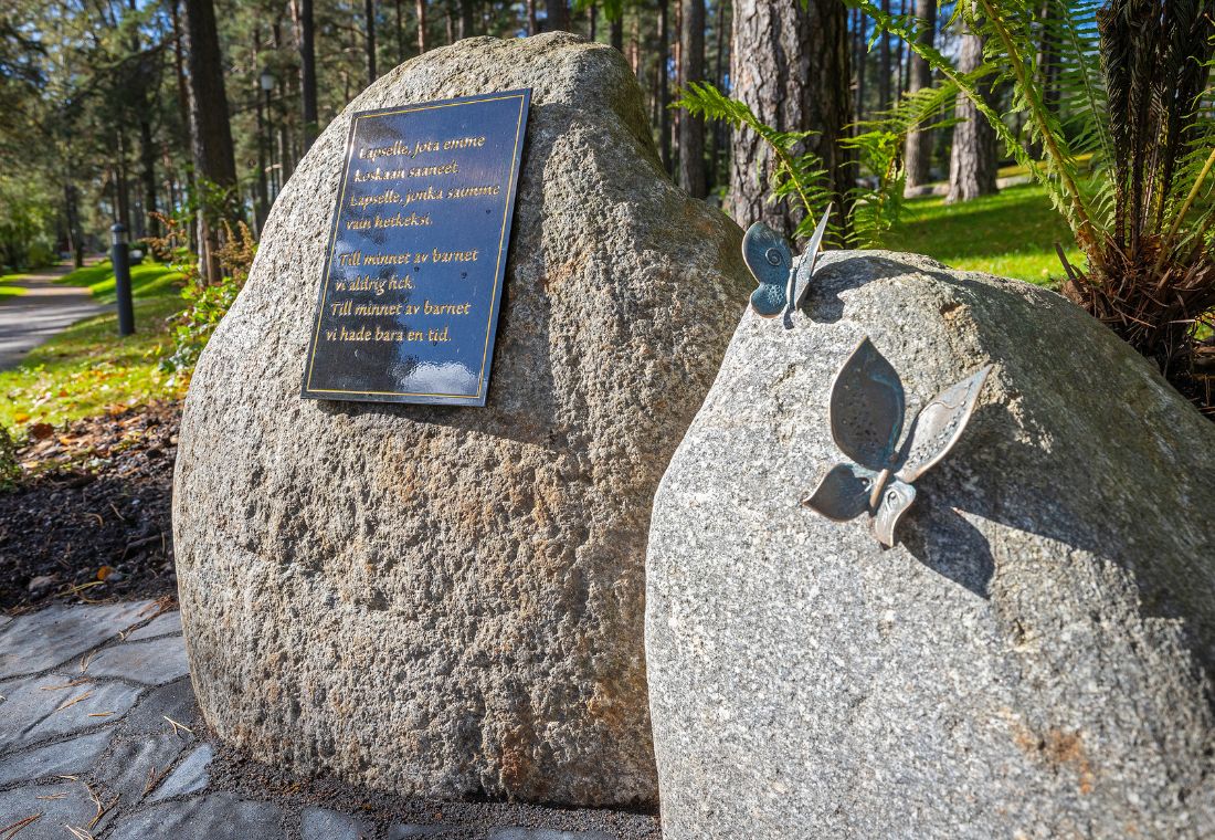 Kahdesta luonnoskivestä muodostuva muistomerkki.