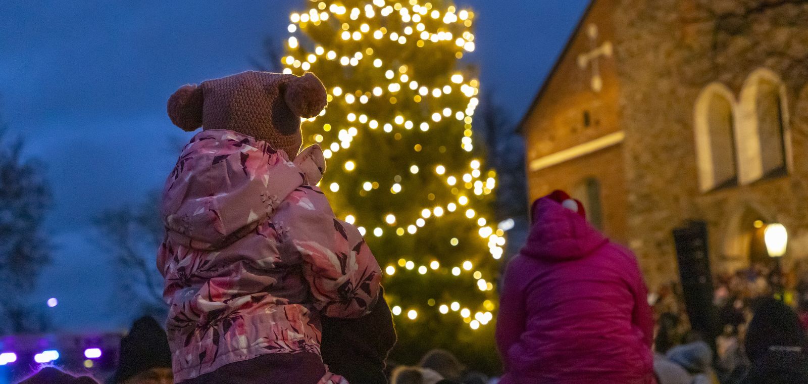 Lapset katsomassa Tuomiokirkon joulukuusta