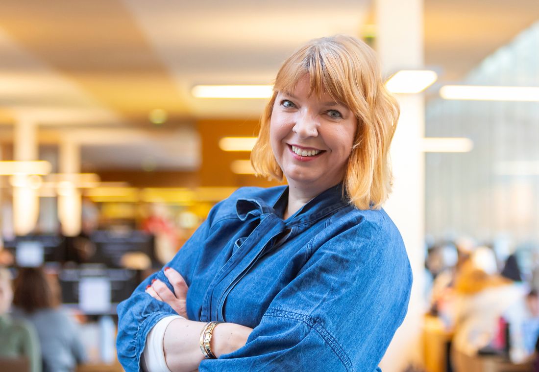 Ulriika Huima kirjastossa.