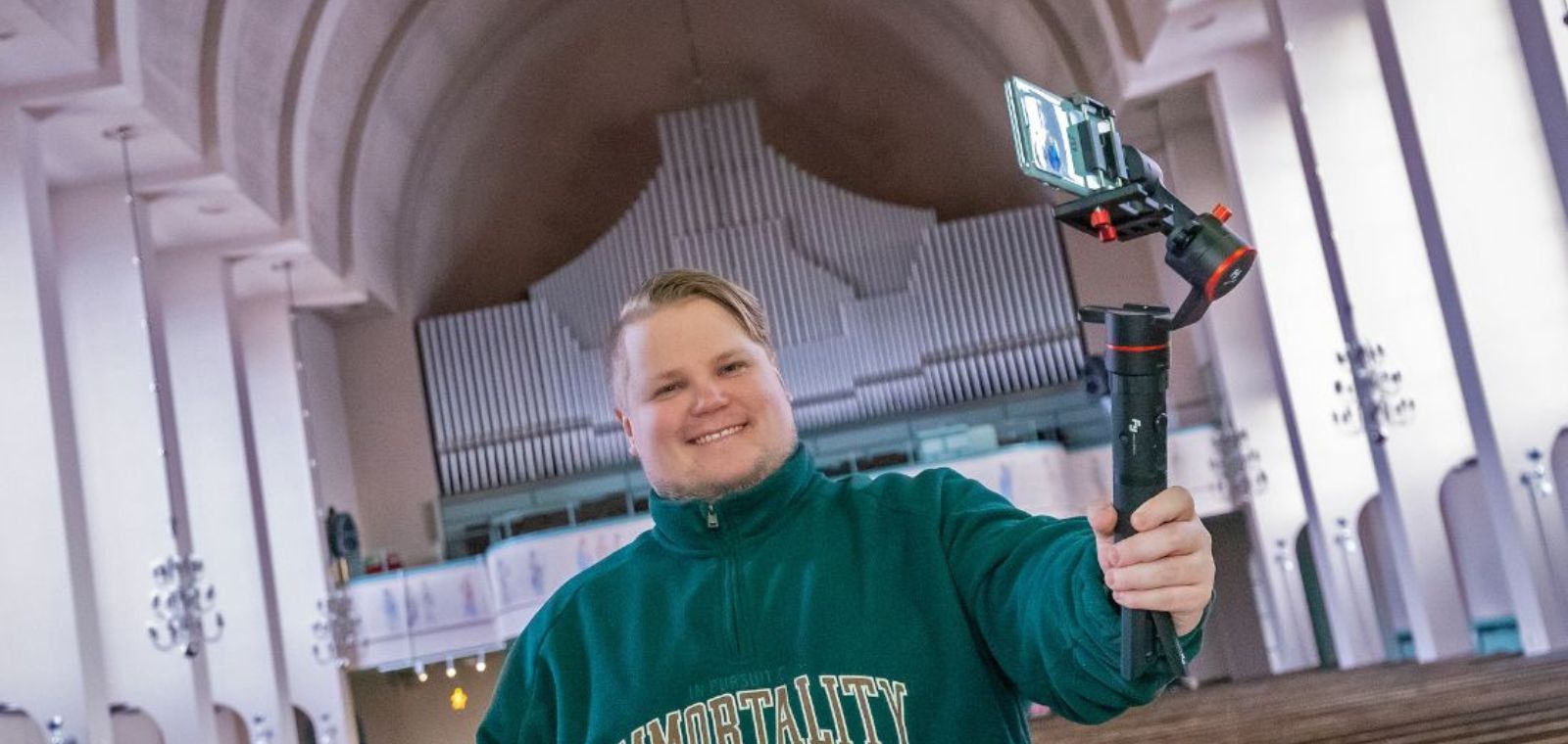 Eetu Heikka kuvaa materiaalia someen Martinkirkossa