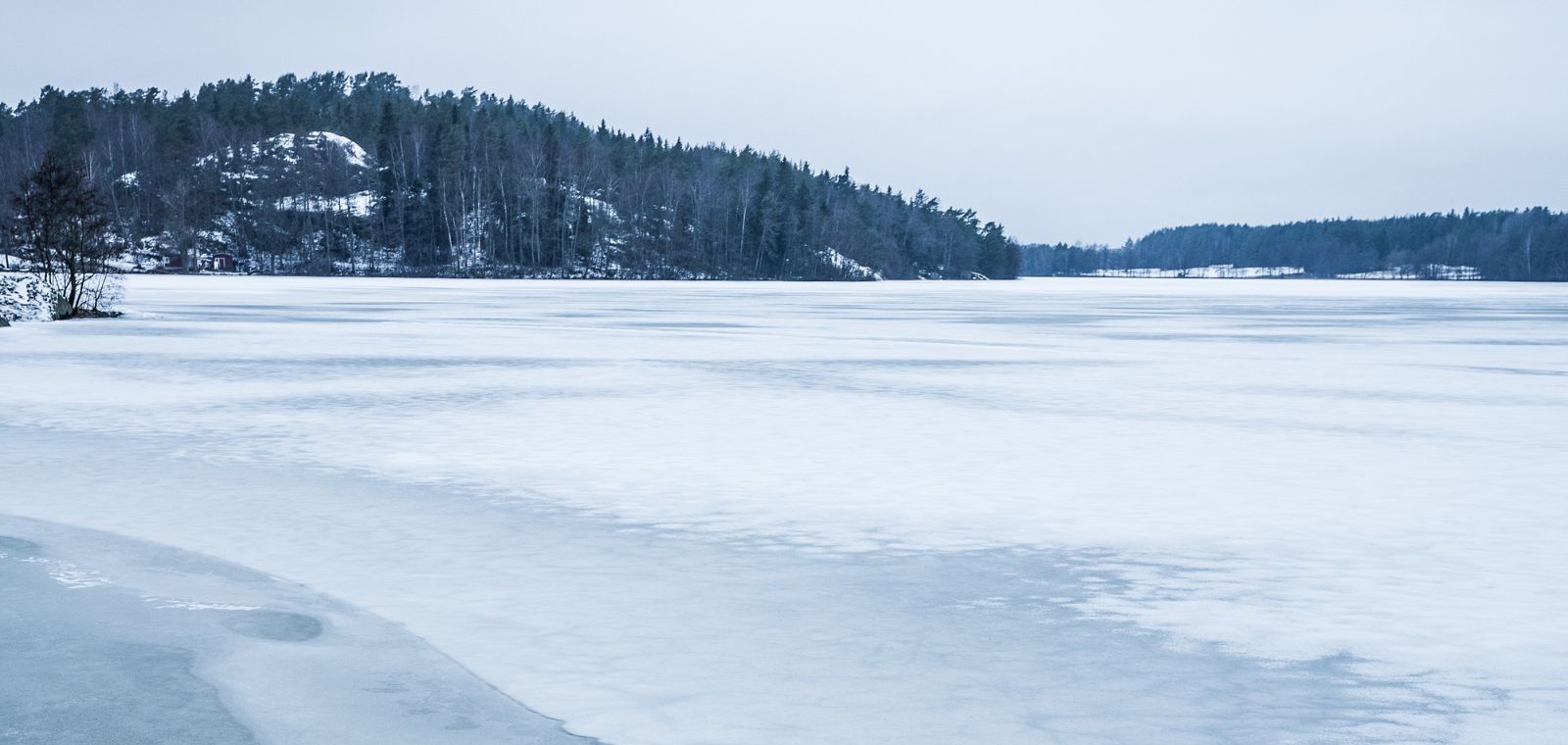 Talvinen maisema merenrannalta merelle päin.