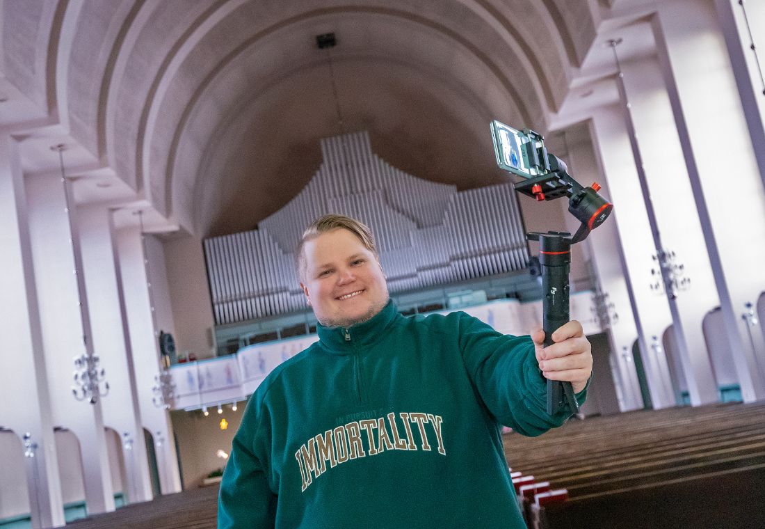 Eetu Heikka kuvaa materiaalia someen Martinkirkossa
