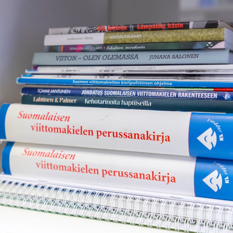 Kasa viittomakielen sanakirjoja.