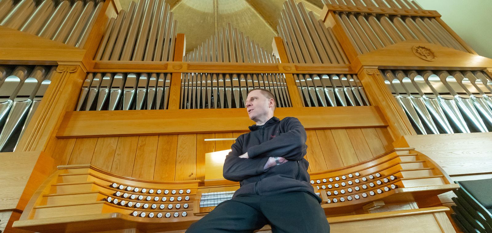 marko hakanpää mikaelinkirkon urkujen edessä.