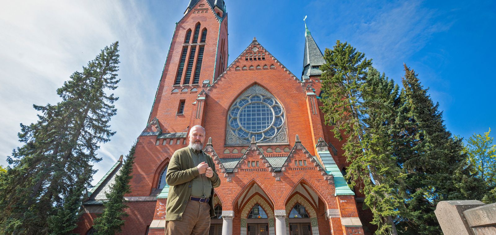 Mies Mikaelinkirkon edessä