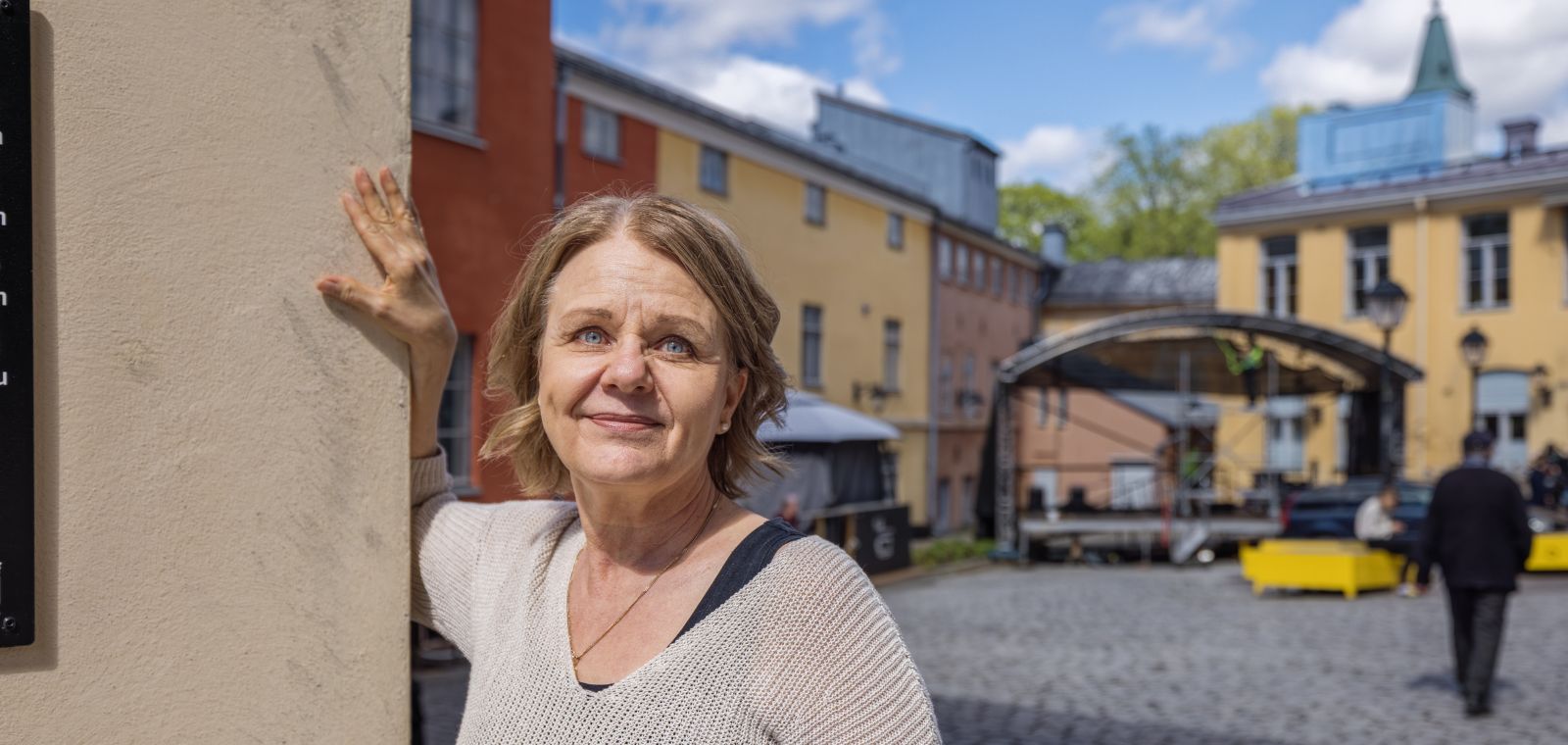 anu åberg taiteen talon sisäpihalla. Taustalla lava ja kattojen yllä pilkistää Tuomiokirkon torni.