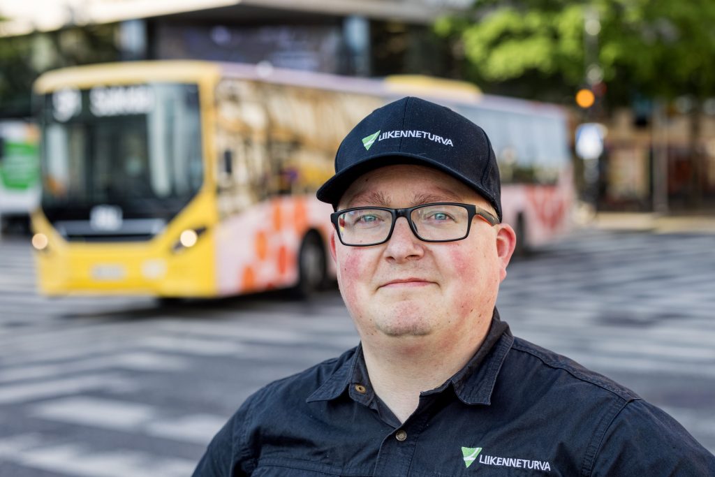 Lippalakkipäinen mies risteyksessä.