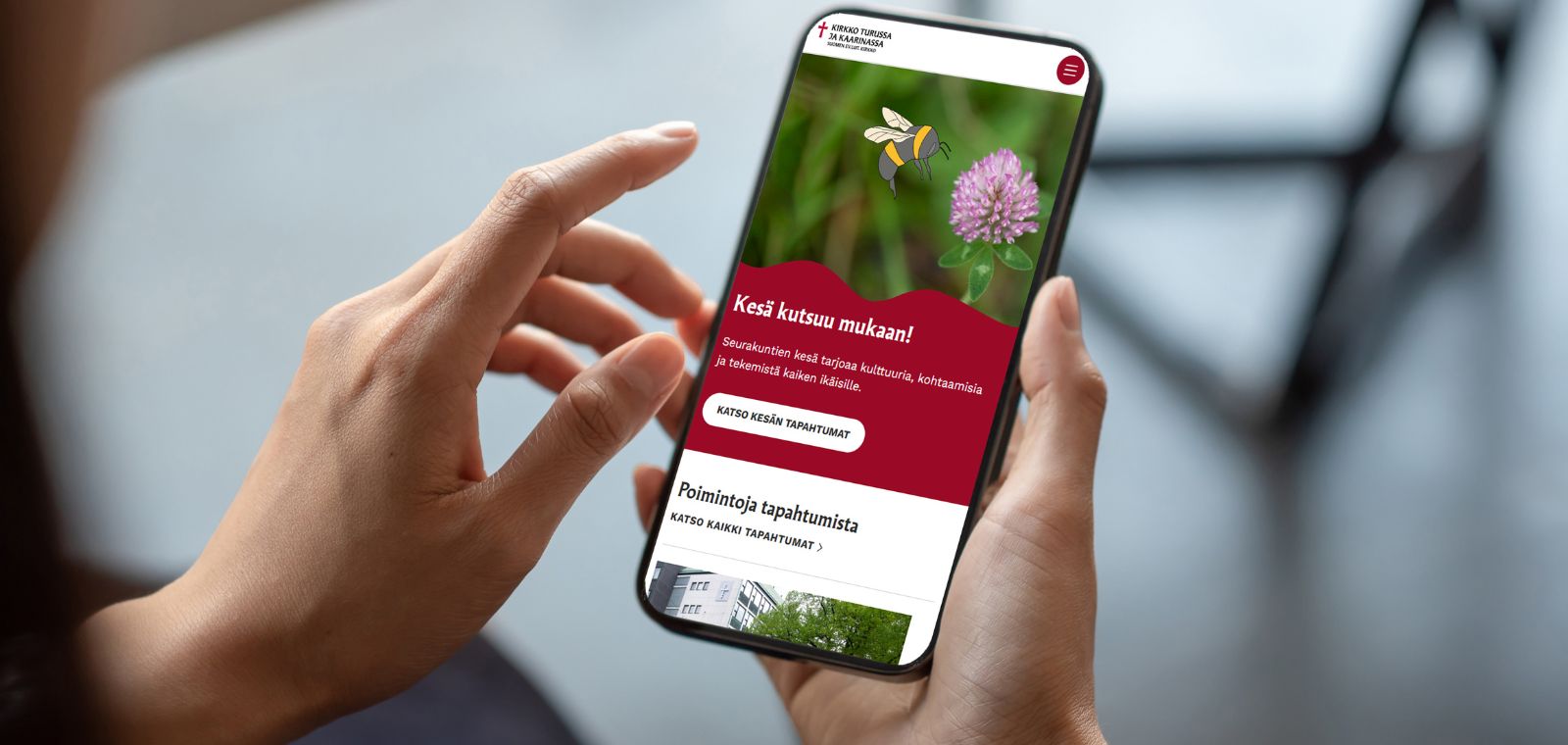 kännykkä, jossa näkyvät seurakuntayhtymän uudet nettisivut.