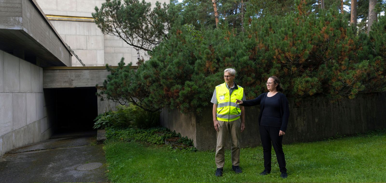 Mies ja nainen Pyhän Ristin kappelin takapihalla.