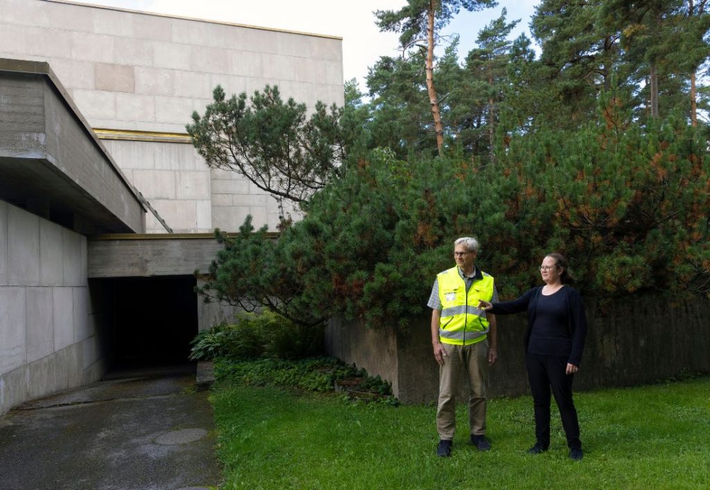 Mies ja nainen Pyhän Ristin kappelin takapihalla.