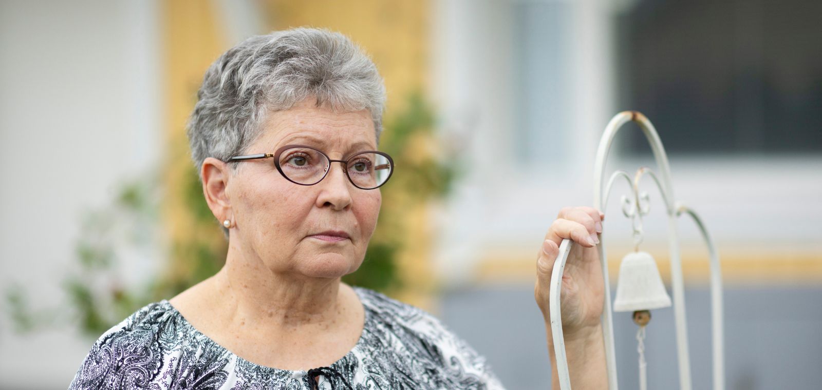 Vakavailmeinen nainen