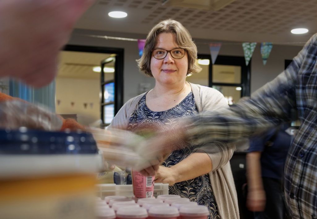 Nainen kuvattuna ruokajakojonossa.
